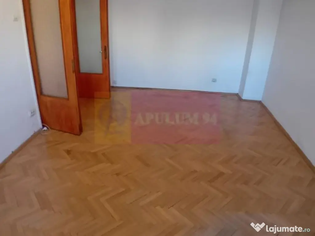 Vanzare apartament de 4 camere la Casa Poporului-stradal 