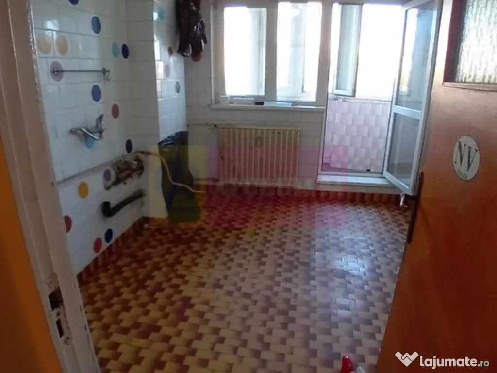 Vanzare apartament de 4 camere la Casa Poporului-stradal 