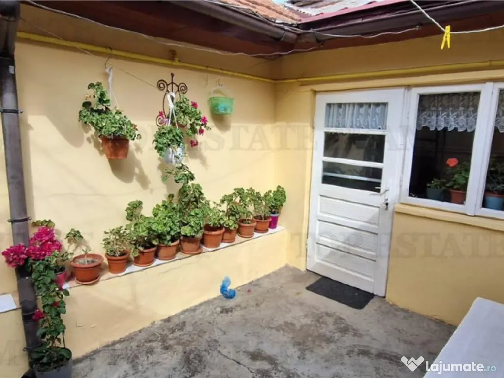 Casa rustica cu curte, 3 camere, zona Tabacarie, Constanta