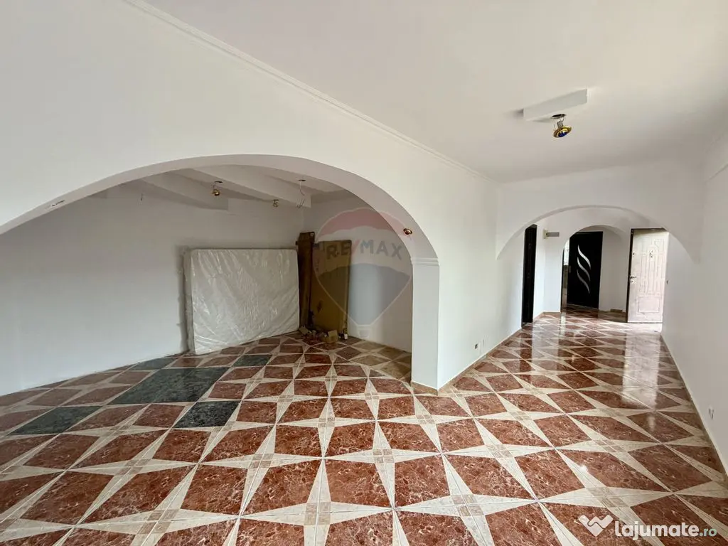 Casă / Vilă cu 8 camere