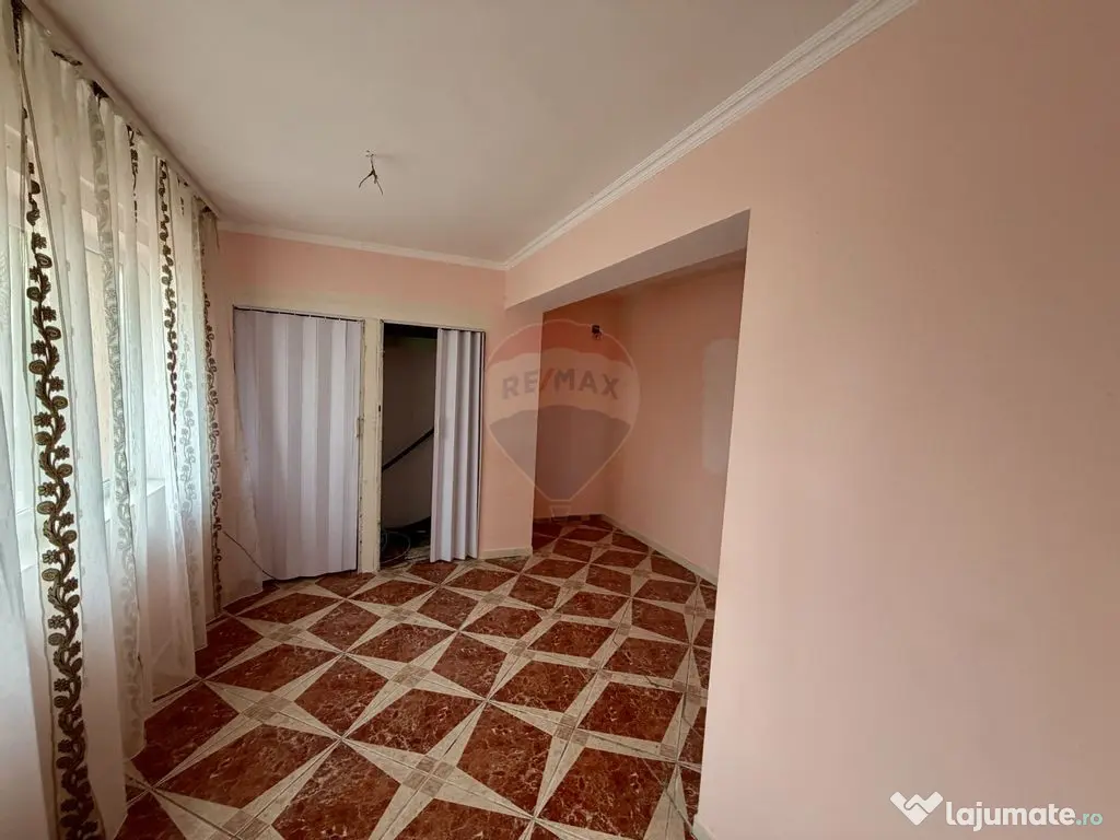 Casă / Vilă cu 8 camere