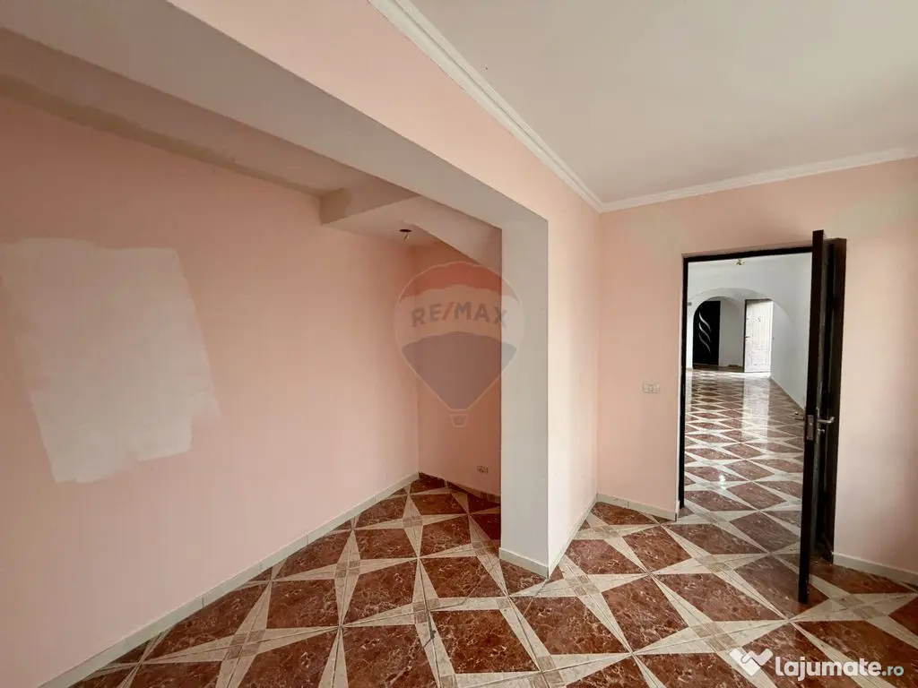 Casă / Vilă cu 8 camere