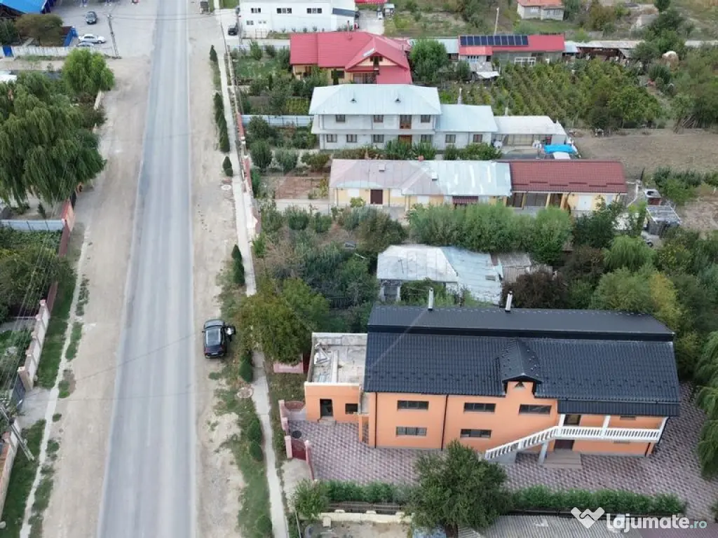 Casă / Vilă cu 8 camere