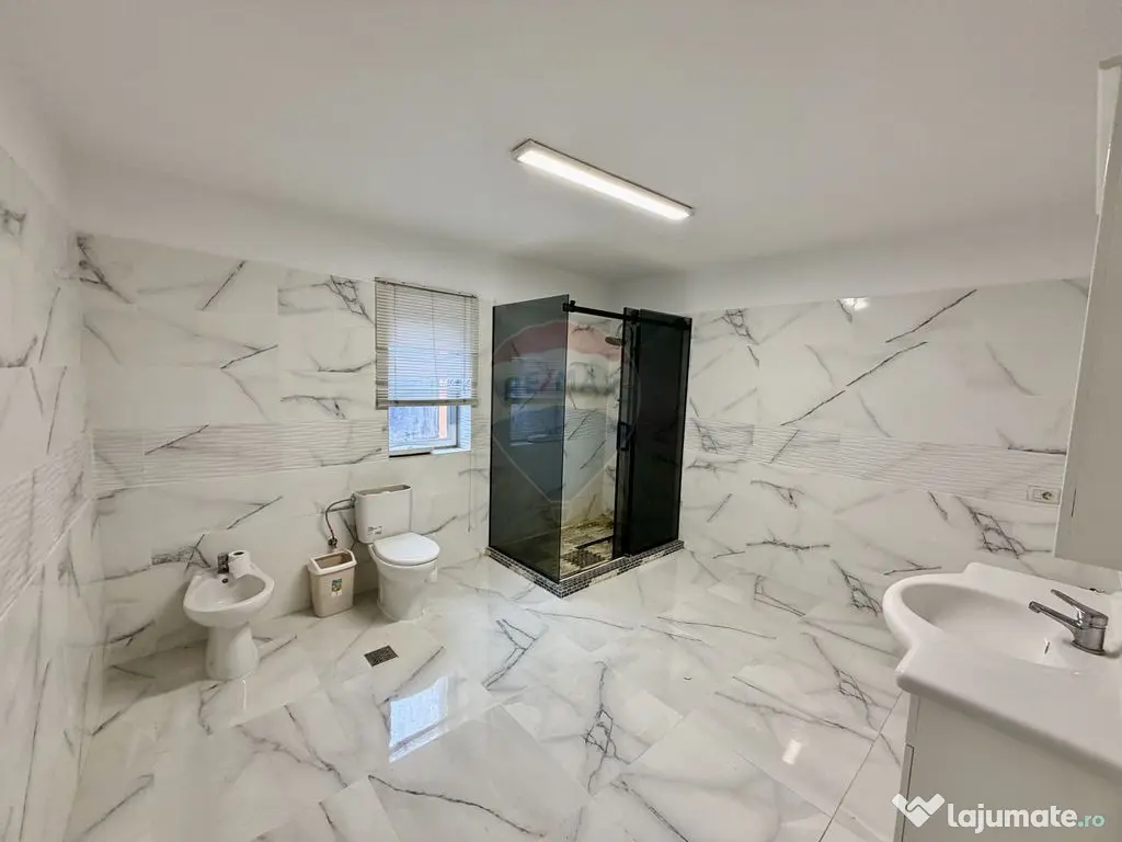 Casă / Vilă cu 8 camere