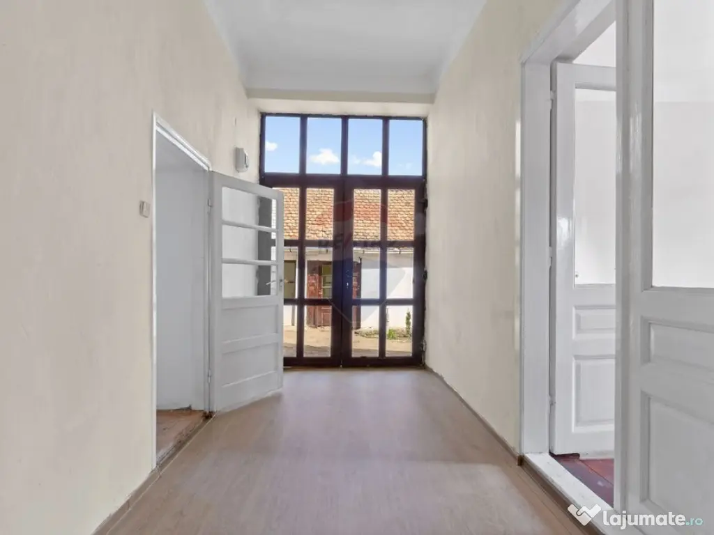 Casă renovată recent, zona centrală Pecica 