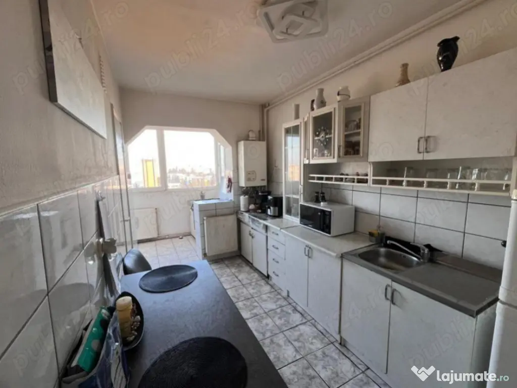 Apartament 3 camere, decomandat - zona Astra