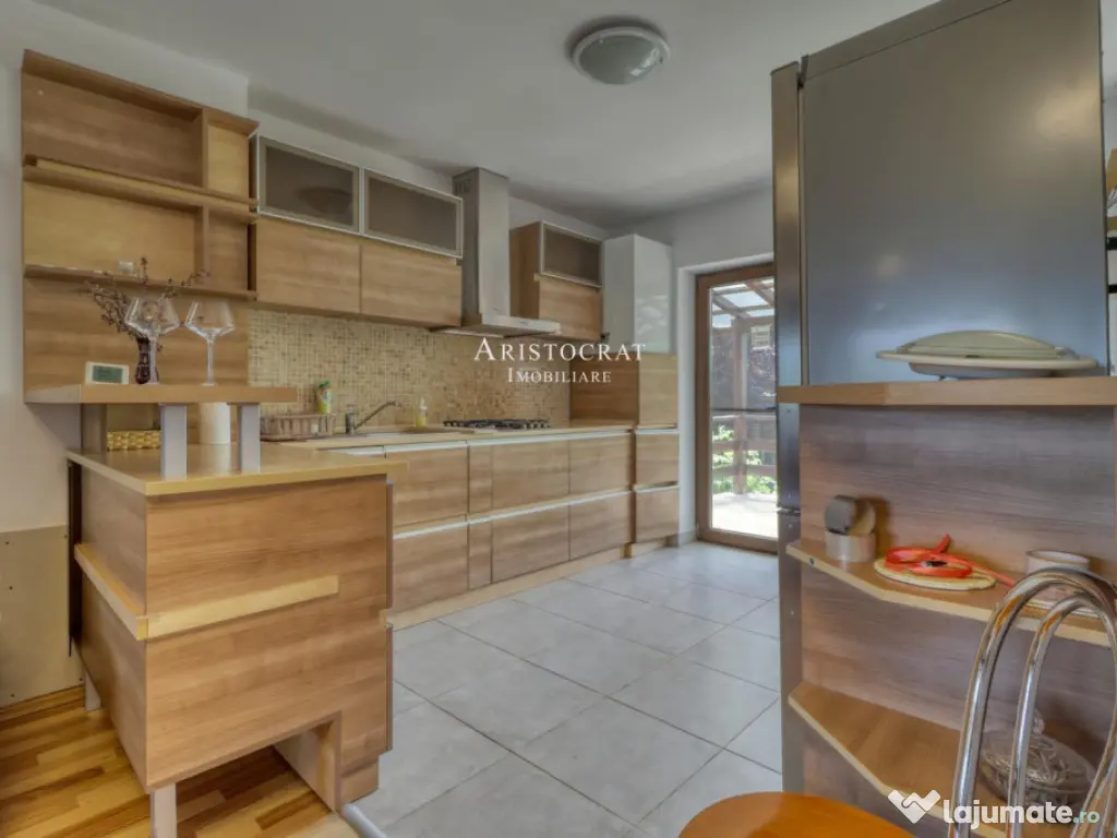 Vanzari Case / Vile Ostratu - proximitatea lacului 