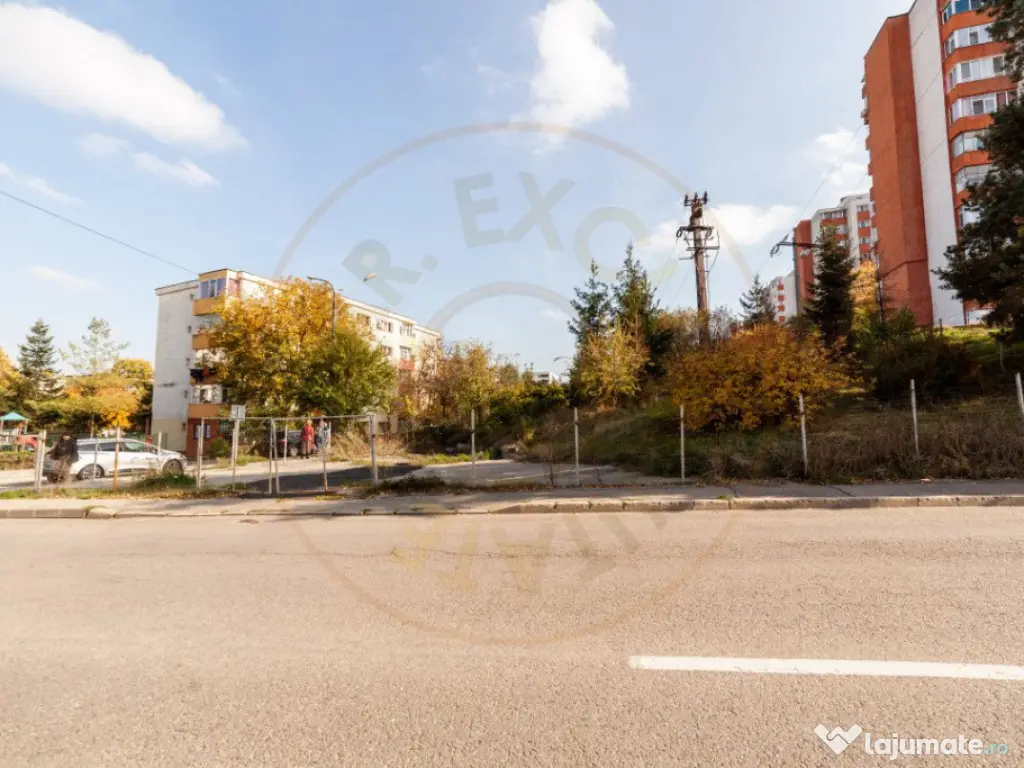 Teren stradal pe colț - Ideal afacere - front stradal mare 