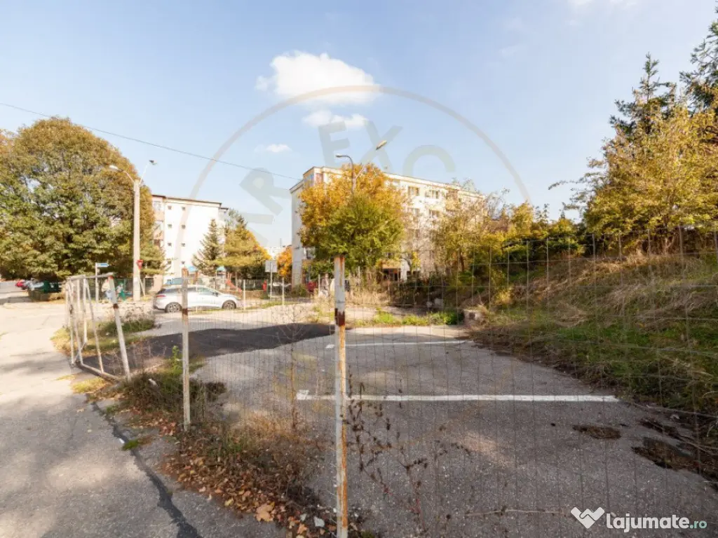 Teren stradal pe colț - Ideal afacere - front stradal mare 