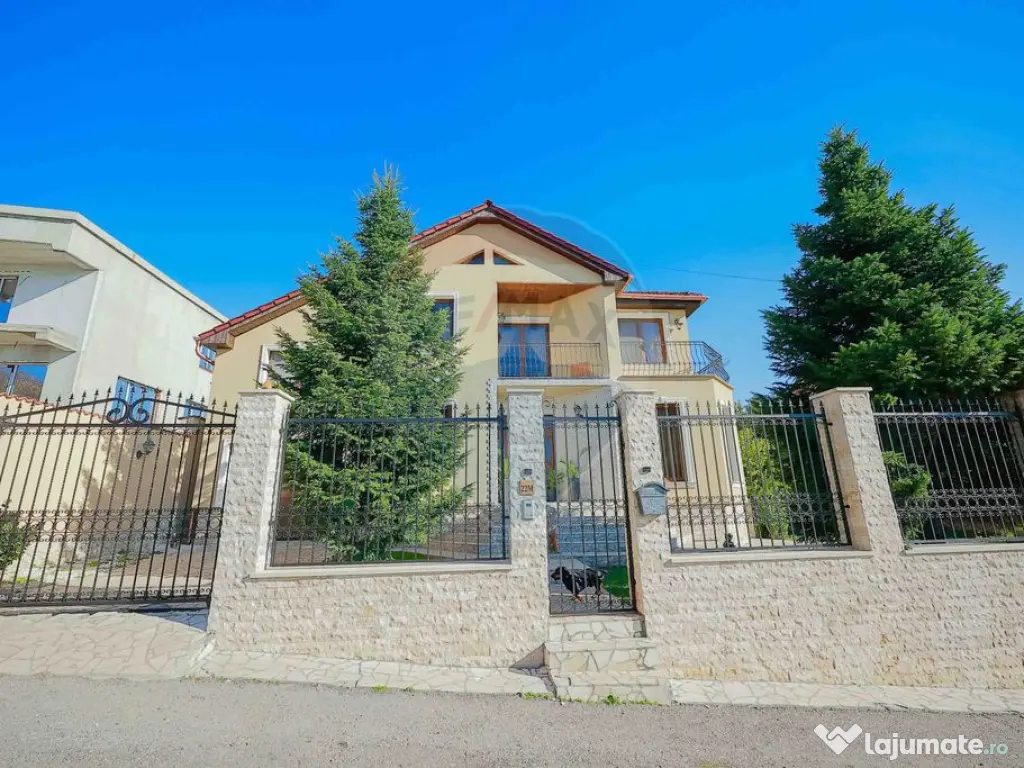De vânzare vilă cu 7 camere, drum privat, în zona de D...
