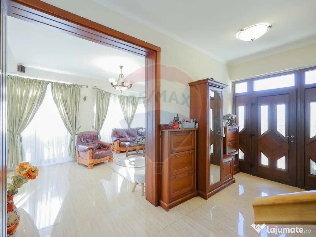 De vânzare vilă cu 7 camere, drum privat, în zona de D...