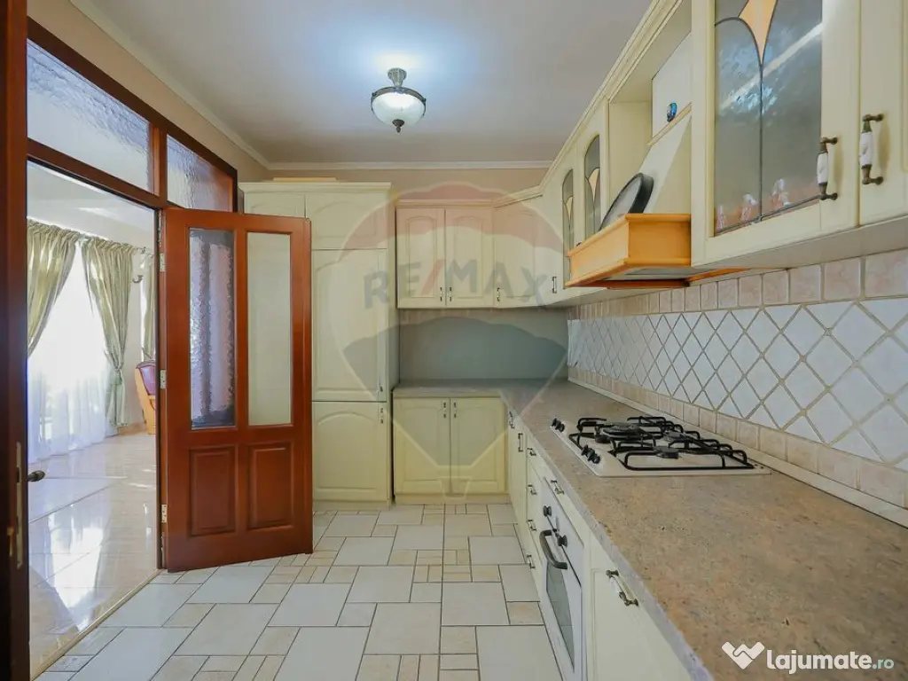 De vânzare vilă cu 7 camere, drum privat, în zona de D...