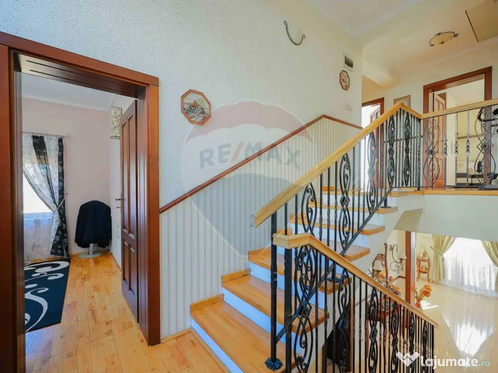 De vânzare vilă cu 7 camere, drum privat, în zona de D...