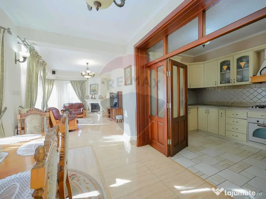 De vânzare vilă cu 7 camere, drum privat, în zona de D...