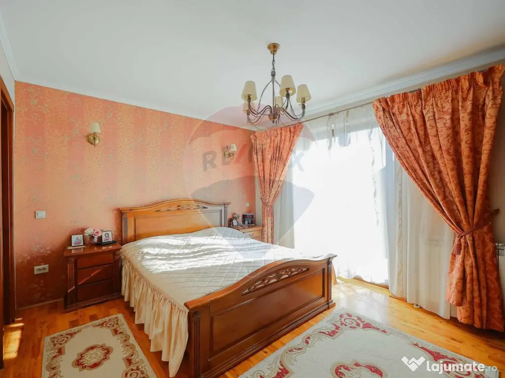 De vânzare vilă cu 7 camere, drum privat, în zona de D...