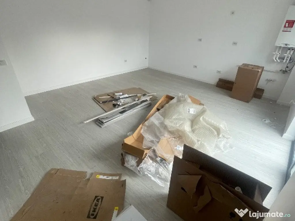 Apartament 2 camere, curte 60 mp, 2 locuri de parcare, poziție buna