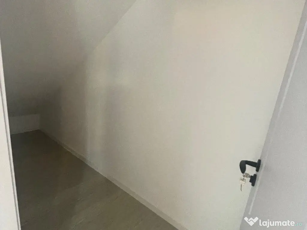 Apartament 2 camere, curte 60 mp, 2 locuri de parcare, poziție buna