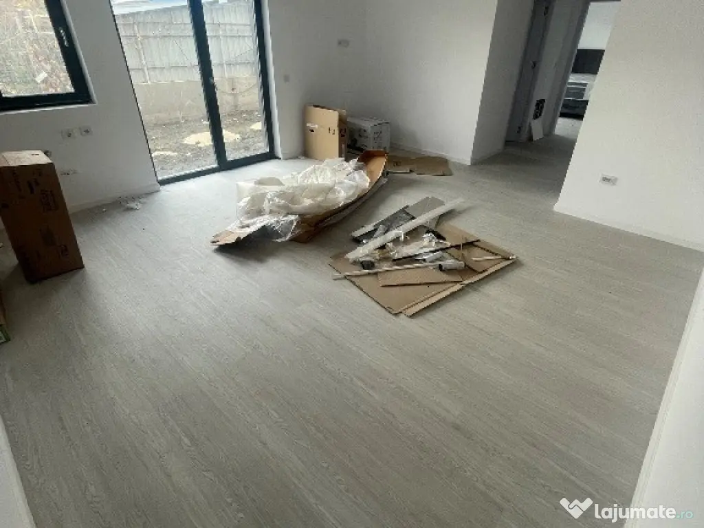 Apartament 2 camere, curte 60 mp, 2 locuri de parcare, poziție buna