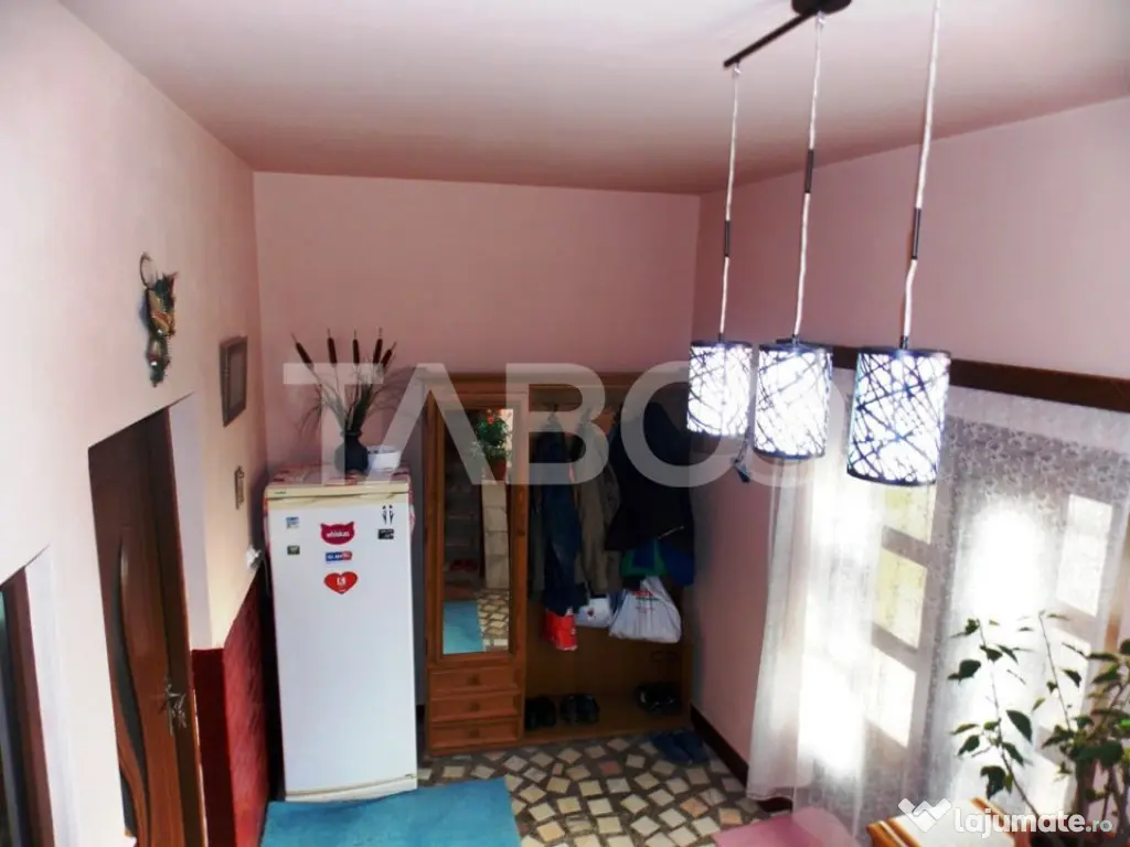 Casa individuala de vanzare 370mp 6 camere si 760mp teren Gu