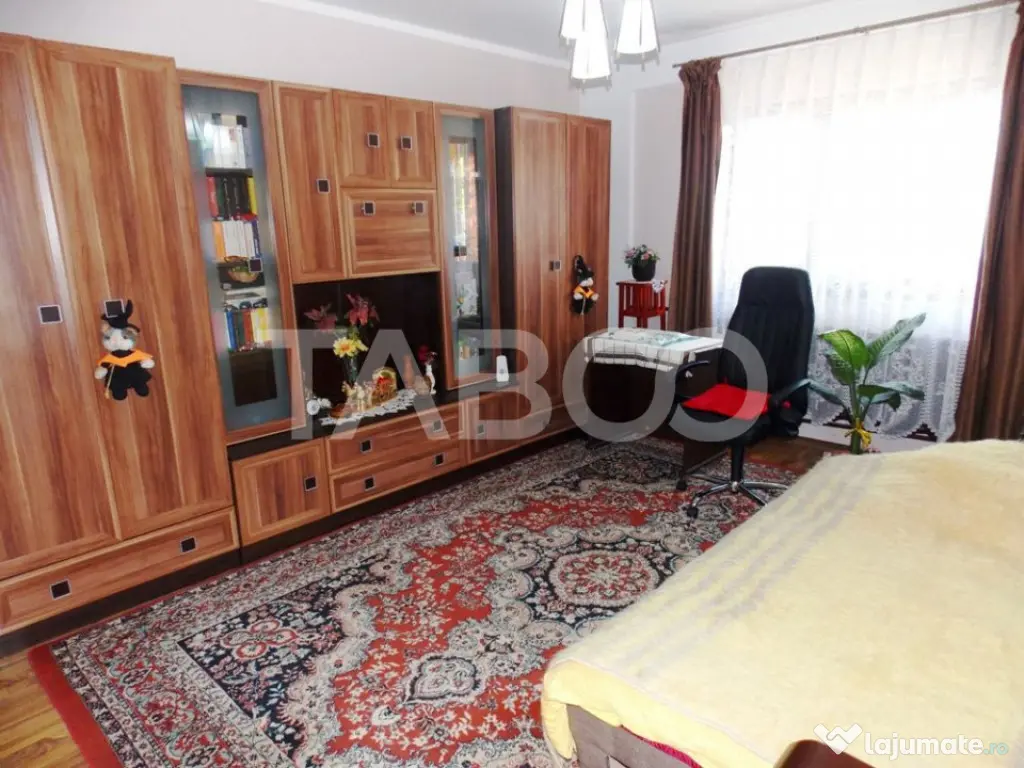 Casa individuala de vanzare 370mp 6 camere si 760mp teren Gu