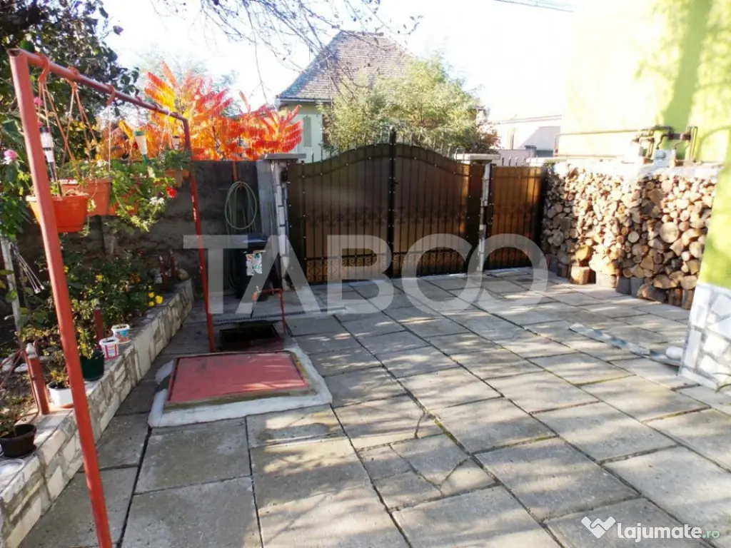 Casa individuala de vanzare 370mp 6 camere si 760mp teren Gu