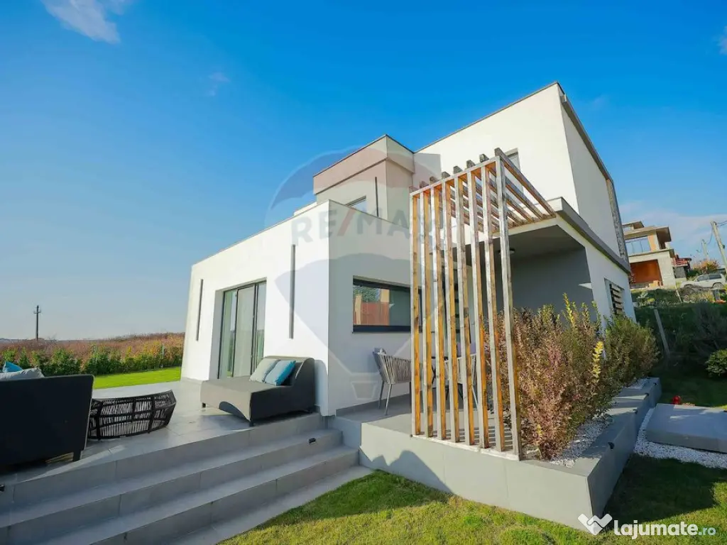 Casă modernă în stil mediteranean, cu terase și veder...