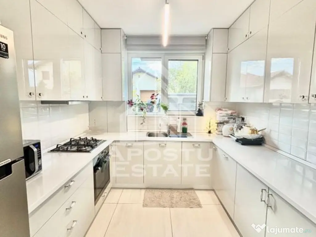 Casa individuala cu 5 camere si 4 bai in Giroc la asfalt. 