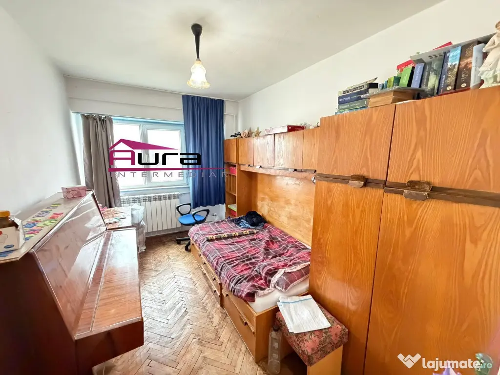 Apartament 4 camere zona C.E.C 