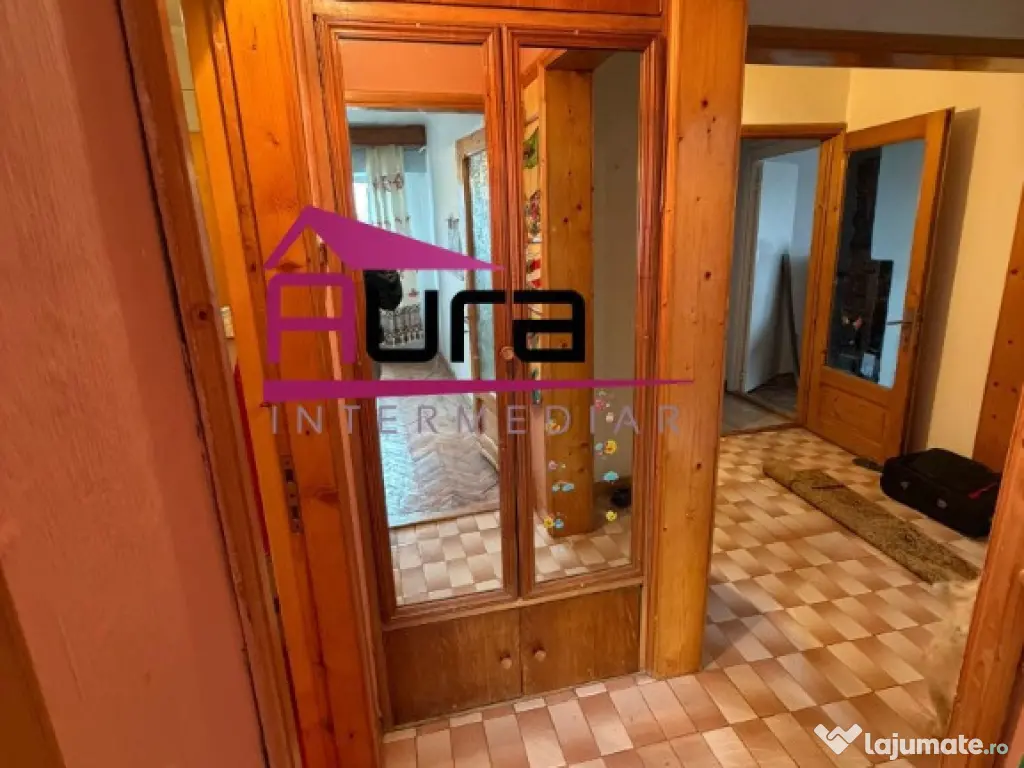 Apartament 4 camere zona C.E.C 