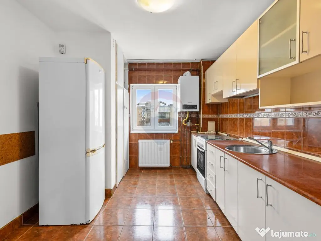 Apartament spațios cu 3 camere, de vânzare, în zona 30...