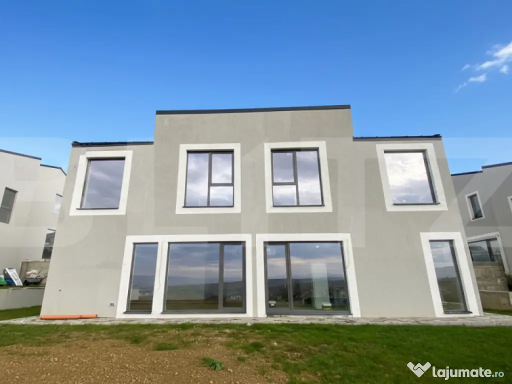 Casa pe calcan cu priveliste superba si compartimentare deos