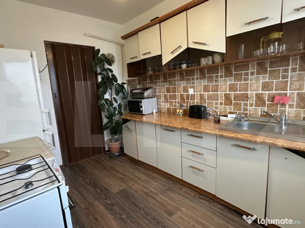 Apartament cu 3 camere decomandate