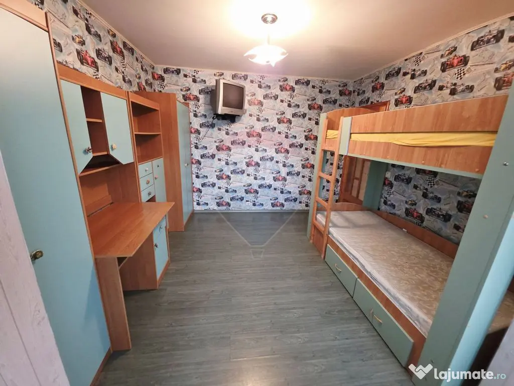 Apartament cu 4 camere de vânzare în zona Calea Romanului