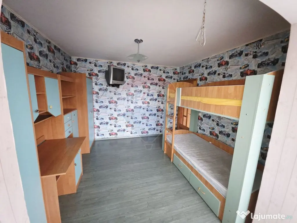 Apartament cu 4 camere de vânzare în zona Calea Romanului