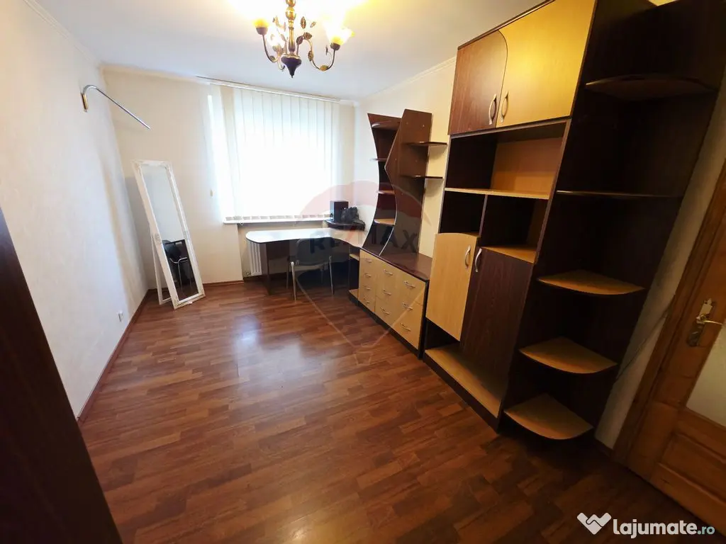 Apartament cu 4 camere de vânzare în zona Calea Romanului