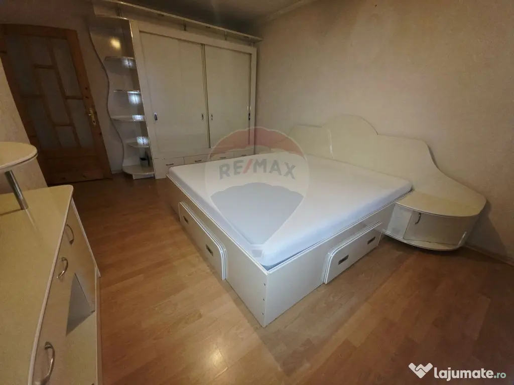 Apartament cu 4 camere de vânzare în zona Calea Romanului
