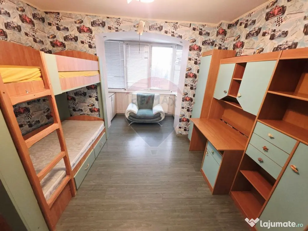 Apartament cu 4 camere de vânzare în zona Calea Romanului