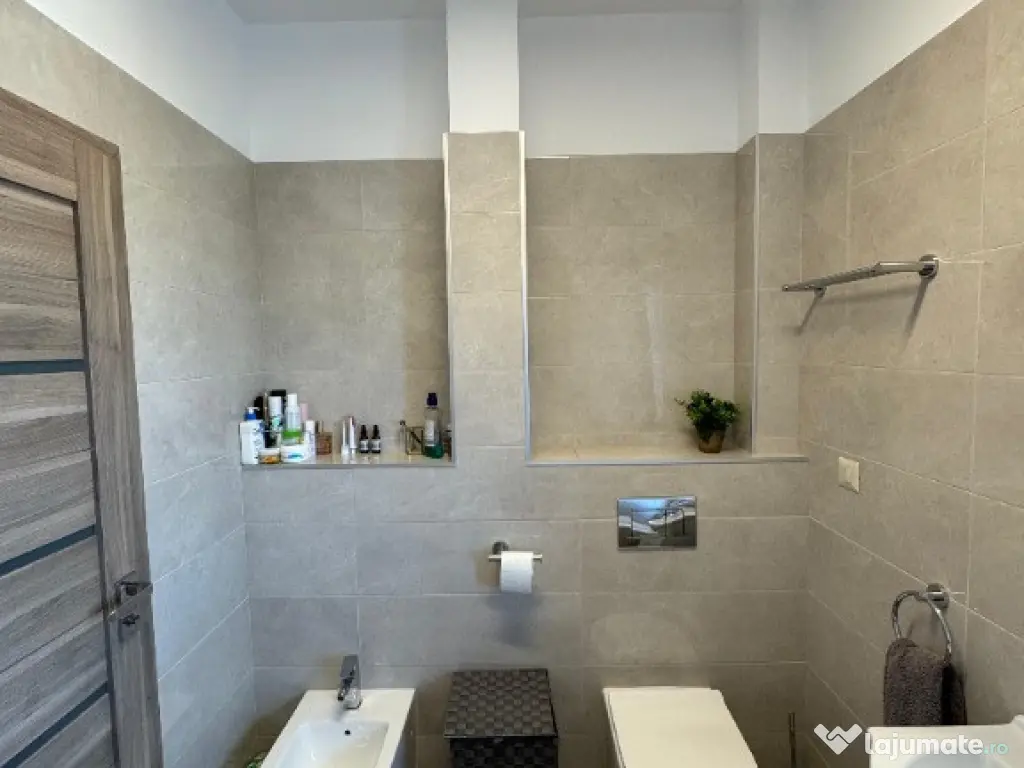 Apartament 3 camere de vanzare, zona Intre Lacuri 