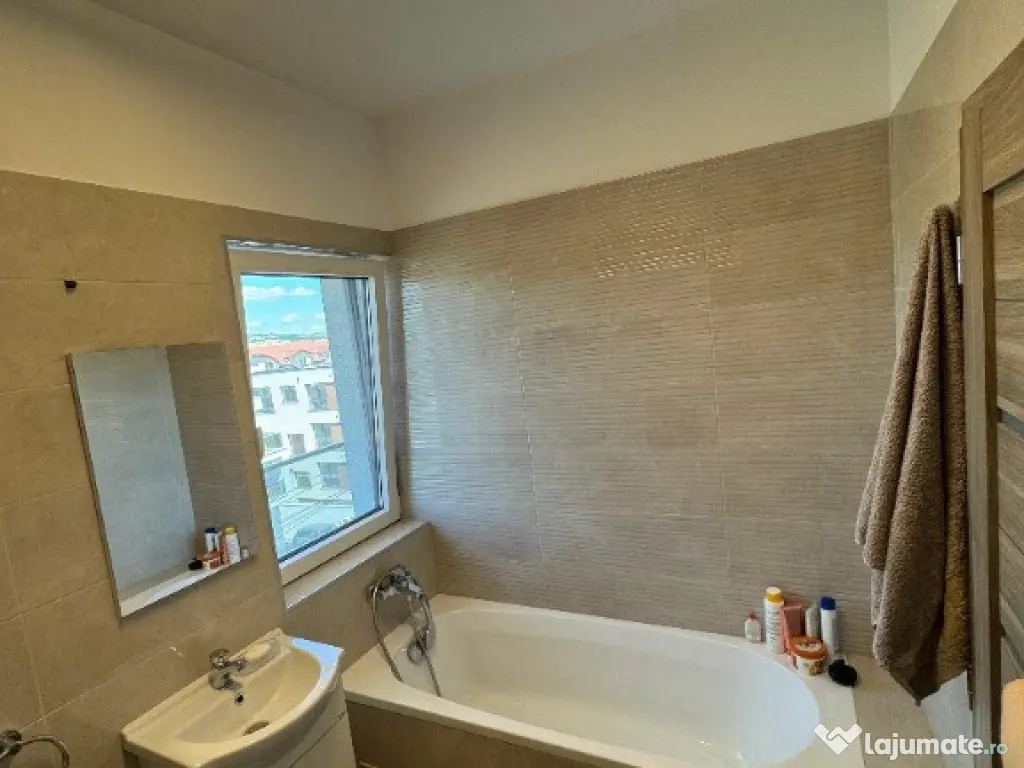 Apartament 3 camere de vanzare, zona Intre Lacuri 