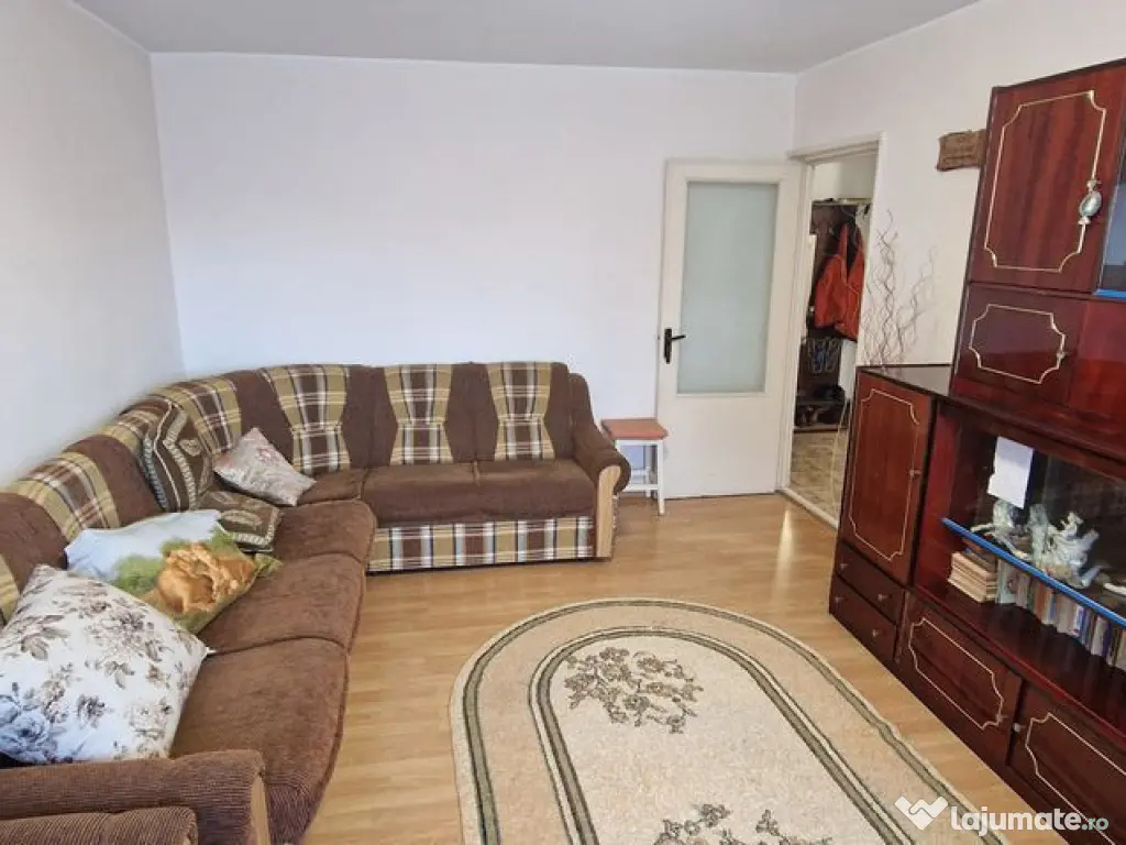 Doua camere decomandate, etajul 1. 