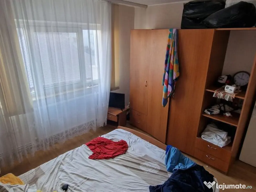 Doua camere decomandate, etajul 1. 