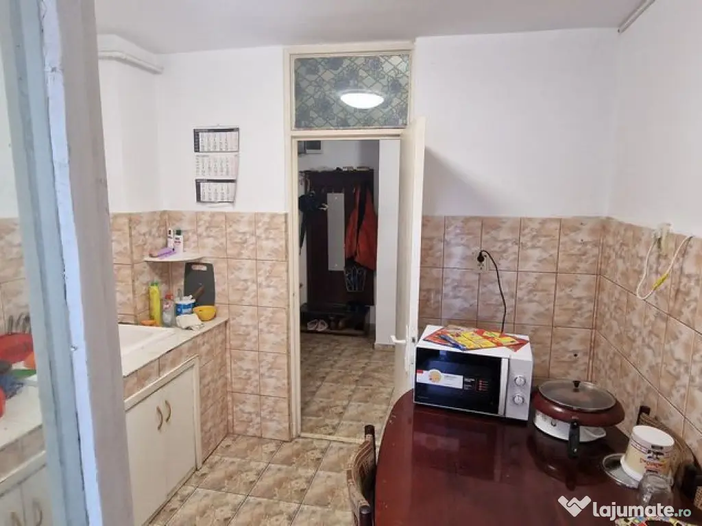 Doua camere decomandate, etajul 1. 