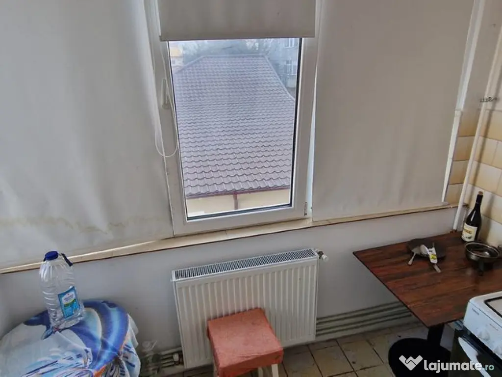 Doua camere decomandate, etajul 1. 