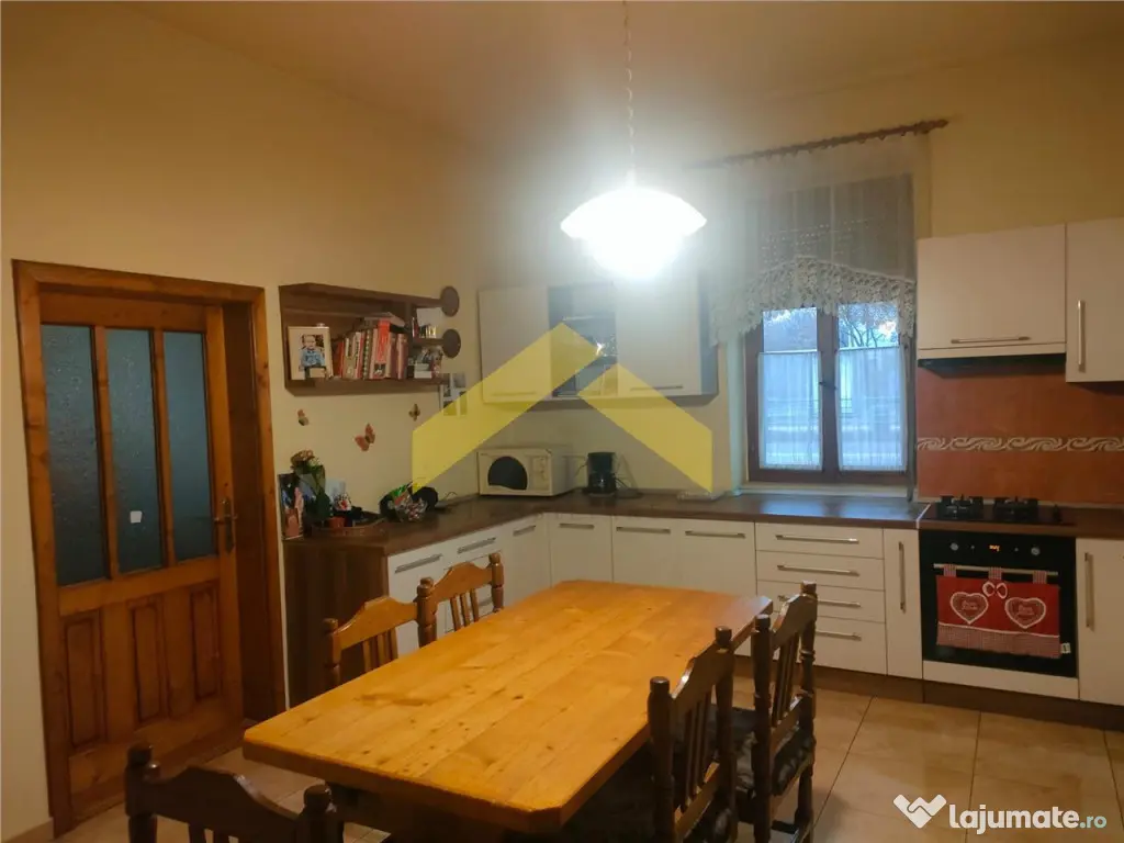 Casa de in zona Parneava