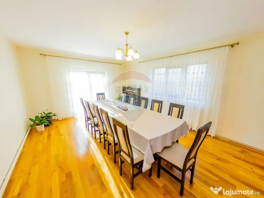 VILA DE LOCUIT/AFACERE CU TEREN GENEROS, DE VANZARE 