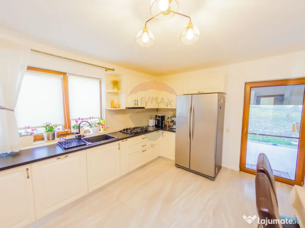 VILA DE LOCUIT/AFACERE CU TEREN GENEROS, DE VANZARE 