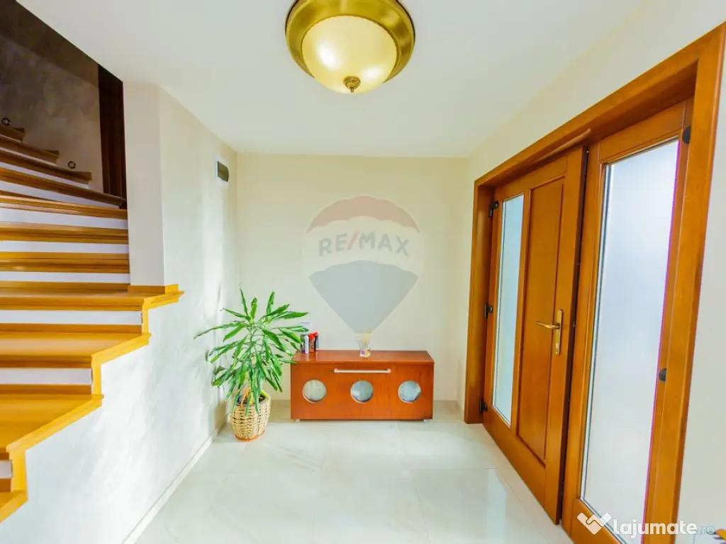 VILA DE LOCUIT/AFACERE CU TEREN GENEROS, DE VANZARE 