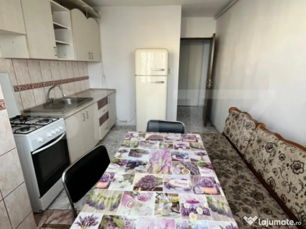 Apartament 2 camere, decomandat, etaj 2, zona Stefan Cel Mar