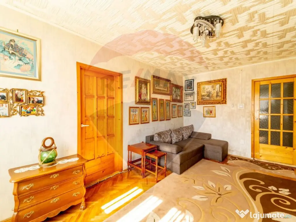 Apartament cu 3 camere in zona Grădiște 