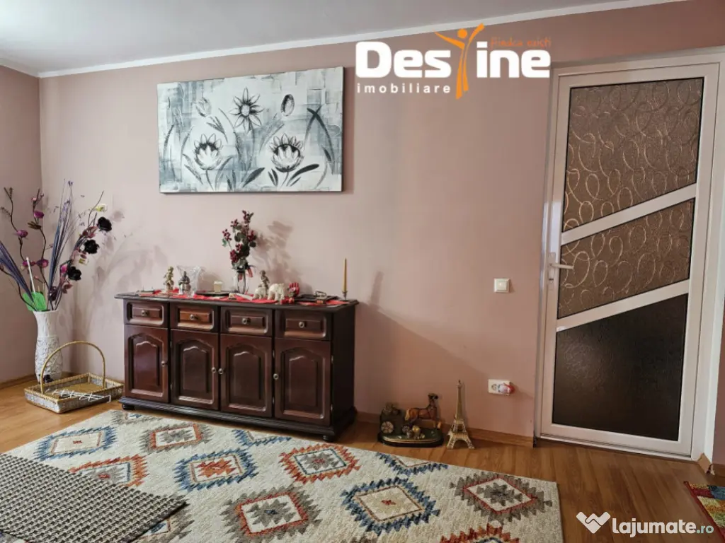 Casa cu etaj si mansarda, 7.200 mp teren, in comuna Probota 